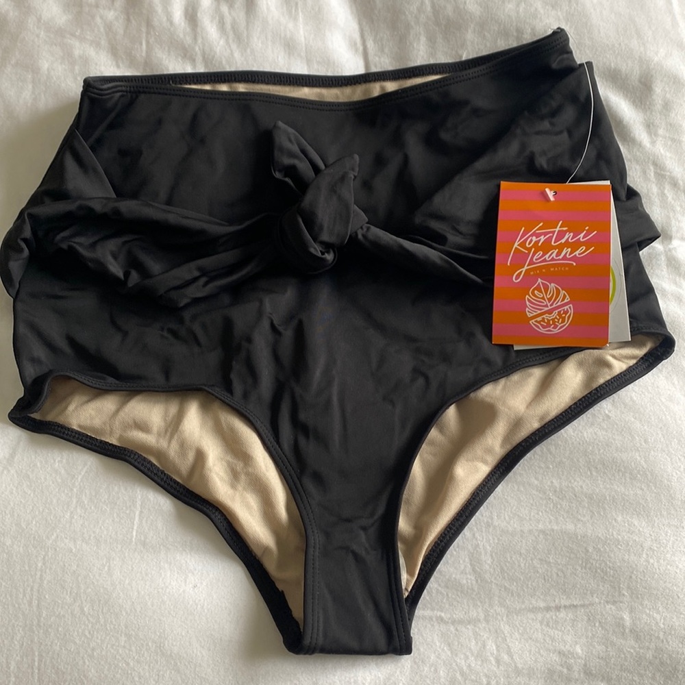 NWT Kortni Jeane tied up front bottoms. Black size M